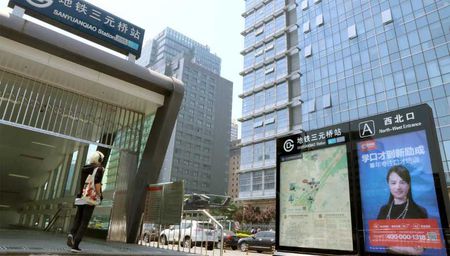 地铁站厅广告-地铁收支口广告-地铁墙贴广告价钱-地铁广告-威客电竞