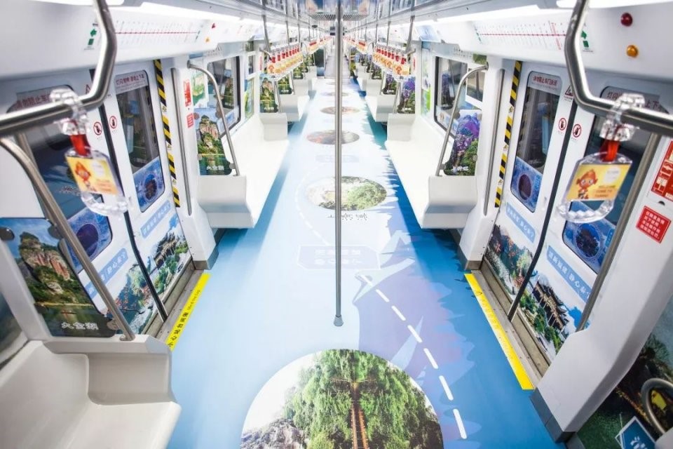 地铁广告有什么优势？？北京地铁拉手广告几多钱一个月？？